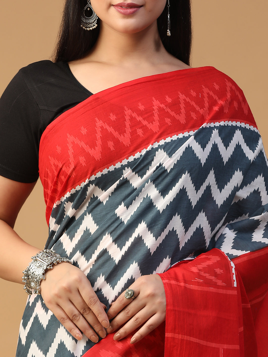 Red and Blue Zigzag Patterned Traditional Saree With Blouse Piece view 2